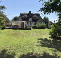 Entzückendes Reetdachhaus - 499.000,00&nbsp;EUR Kaufpreis, ca.&nbsp; 110,00&nbsp;m&sup2;&nbsp;Wohnfl&auml;che in Steinbergkirche (PLZ: 24972) Quern