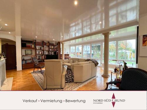 Wohnzimmer (3).jpg - 2-Familien Architekten-Wohnhaus. Ca. 339 m² Wohnfläche. Doppelgarage. Grundstück 1.029 m².