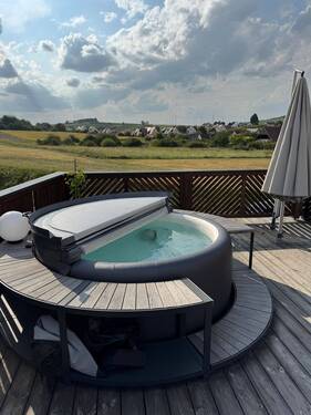 Terrasse mit Whirlpool - Großzügiges Zweifamilienhaus mit unverbaubarem Weitblick in Wipfeld