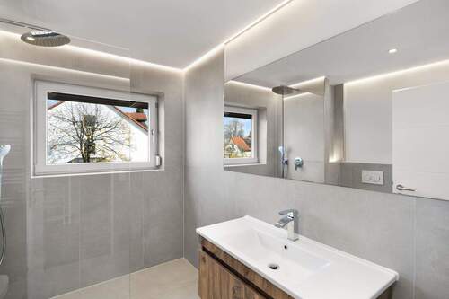 Tolles Duschbad im OG - 