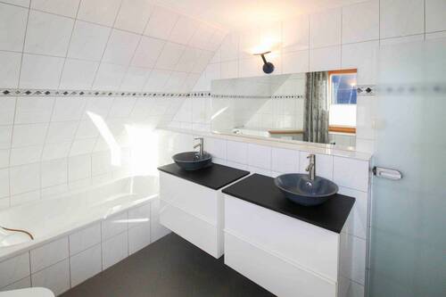 Badezimmer mit Badewanne - 