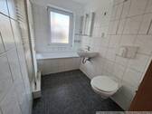 Bad mit Wanne und Fenster - 