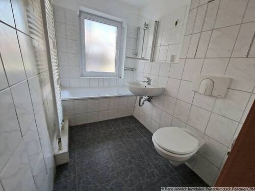 Bad mit Wanne und Fenster - 