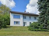 Hausansicht - Familienfreundliches Einfamilienhaus mit Doppelgarage und ELW in ruhiger Lage zu verkaufen