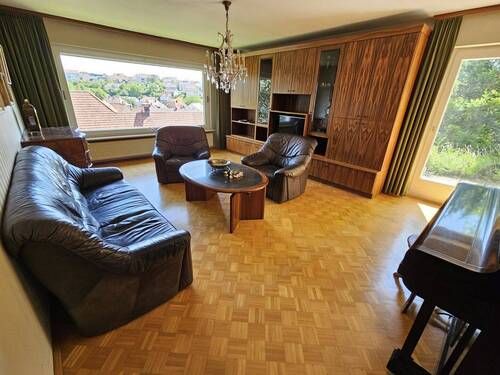 Wohnzimmer mit Panoramablick - 6 Zimmer Einfamilienhaus zum Kaufen in Rimpar