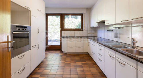 Einbauküche samt Elektrogeräten - Bungalow mit 192,90 m² in Reutlingen zum Kaufen