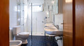 Bad mit bodenebener Dusche - 