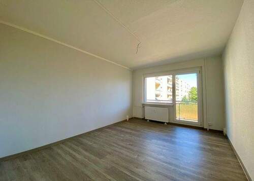 Beispielbild Wohnzimmer - Erstbezug nach Sanierung: 2 Räume mit Balkon und Badewanne