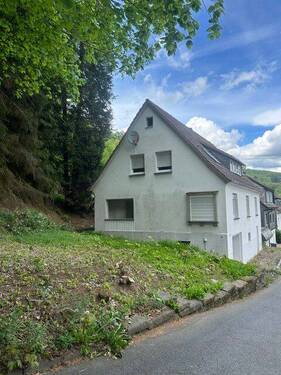 Hausansicht 3.jpeg - 6 Zimmer Einfamilienhaus in Siegen