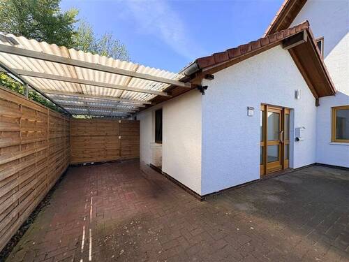 Außenansicht mit Carport - 2 Zimmer Etagenwohnung zur Miete in Hude