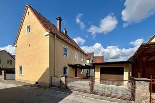 Hausansicht und Garage - 7 Zimmer Einfamilienhaus zum Kaufen in Lichtenau
