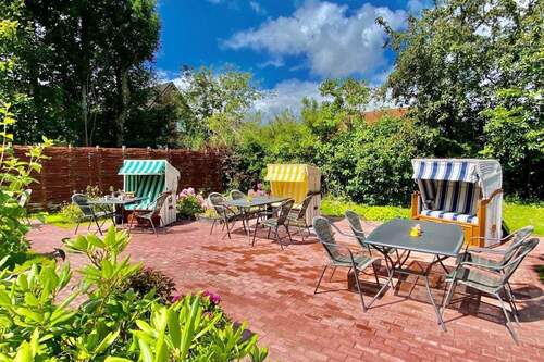 Terrasse mit eigenem Strandkorb im Sommer - 