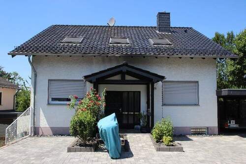 Bild 1 - Modernisierte Eigentumswohnung EG 4 Zimmer+ große Terrasse mit Fernblick Gäste-WC Carport Stellplatz