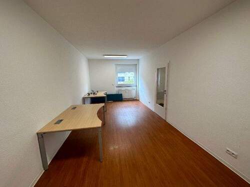 Büroraum - Renovierter Büroraum zur Untervermietung mit Gemeinschaftsflächen - All-in-Miete