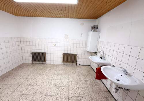 Hauptgebäude Gewerbe Waschraum - 