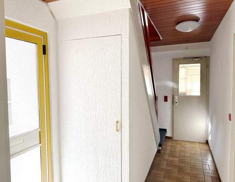 Hauptgebäude seitl Eingang zu Wohnung 1 - 