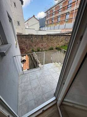 21 Balkon mit Treppe zum Garten und Stellplatz - 