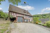 Hofseite mit Scheune - 