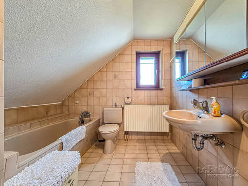 Tageslichtbad mit Wanne im DG - 