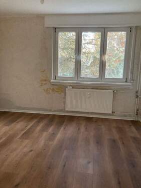 Schlafzimmer mit Fenster. Neuer brauner Vinylboden. Wände tapezierfähig. Decke weiß gestrichen..jpeg - 