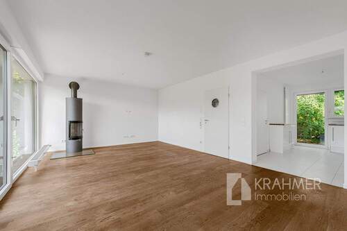 Wohnzimmer mit offener Küche - 