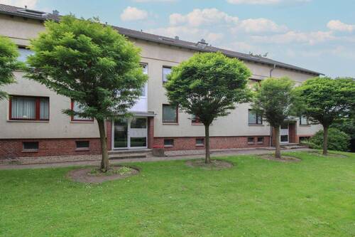 Haus Rückansicht - Vermietete, modernisierte Dachgeschosswohnung mit Loggia und Stellplatz in Sackgassenlage