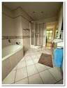 Badezimmer mit Bad und Dusche - 