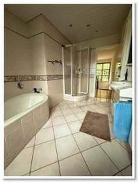 Badezimmer mit Bad und Dusche - 