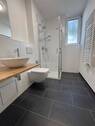 Badezimmer mit Dusche.JPG - 