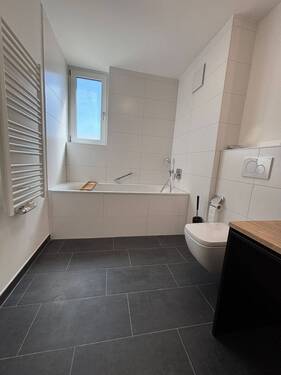 Badezimmer mit Wanne.JPG - 