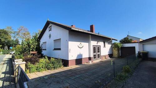 Straßenansicht - Einfamilienhaus in Bauschheim - Aufstockung möglich