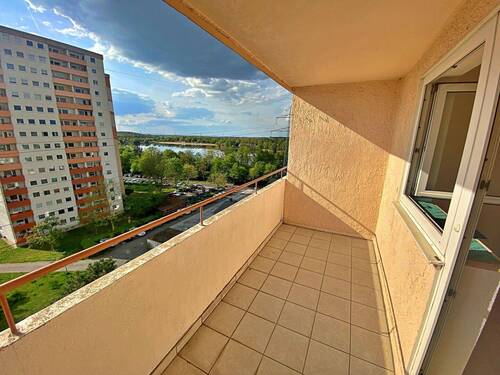 Sonnige Loggia mit Blick auf den Mainparksee - 