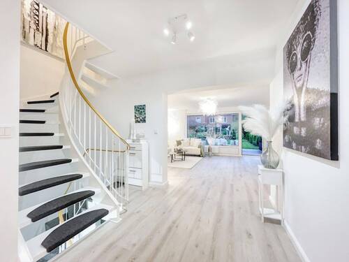 Einladender Flur - Modernes Reihenhaus, sofort bezugsfertig und provisionsfrei