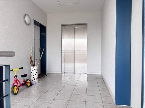 Treppenhaus mit Aufzug - 