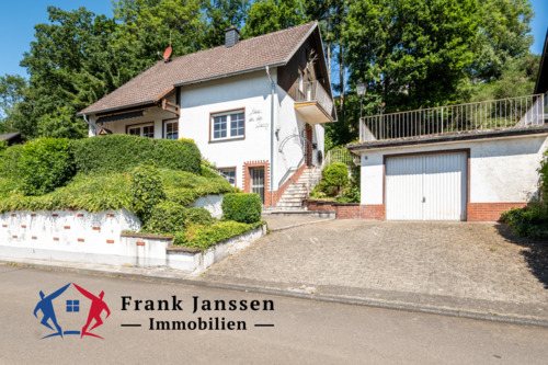  18317 Außenansicht - Freistehendes Einfamilienhaus in Udler - Terrasse & Garten - Garage mit Dachterrasse