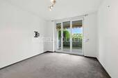Schlafzimmer mit Balkonzugang - 