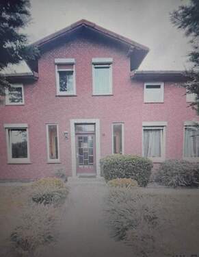 Hausansicht - Geräumiges 9-Zimmer-Haus mit Garage in Techau
