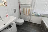 WC und Waschbecken - 