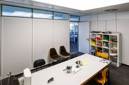 Besprecher mit großem Bildschirm - 