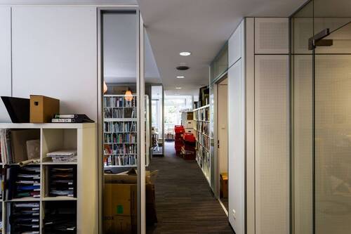 Flur zwischen Arbeitsnischen und zentralem Besprechungsraum - 