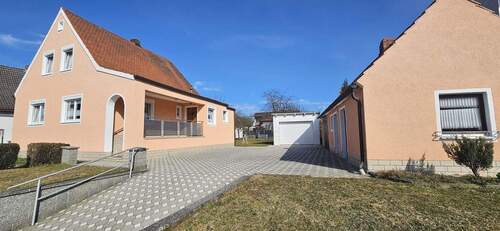 Eingang mit Hof - Platz für die ganze Familie - gepflegtes Einfamilienhaus mit sehr großem Grundstück und Nebengebäude