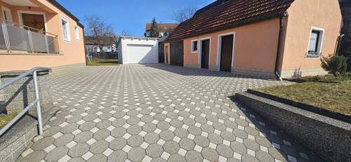 Eingang mit Hof - 5 Zimmer Einfamilienhaus zum Kaufen in Kümmersbruck