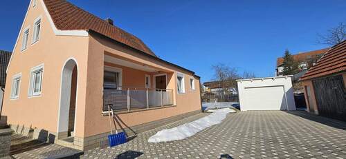 Eingang mit Hof - Einfamilienhaus mit 100,00 m&sup2; in Kümmersbruck zum Kaufen