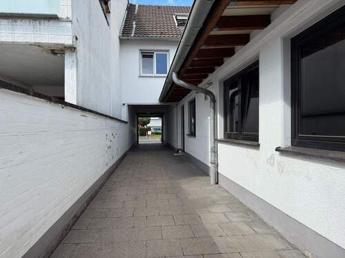 Durchfahrt Blick zur Straße - 4 Zimmer Mehrfamilienhaus, Wohnhaus in Niederkassel