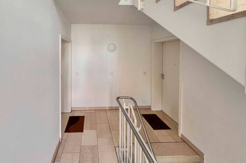 Treppenhaus (1) - Etagenwohnung mit 80,00 m&sup2; in Halle (Saale) zum Kaufen