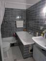 Bad mit Wanne und Dusche - 