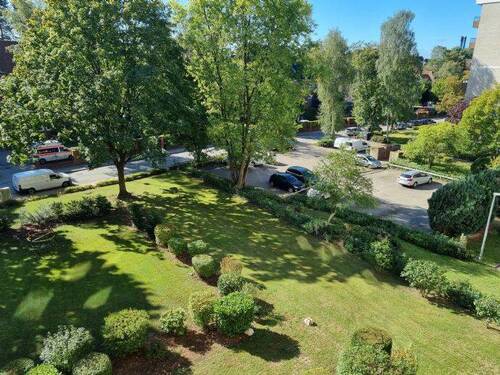 Blick vom Balkon in die Grünanlage vor dem Gebäude - 2 Zimmer Etagenwohnung in Lübeck