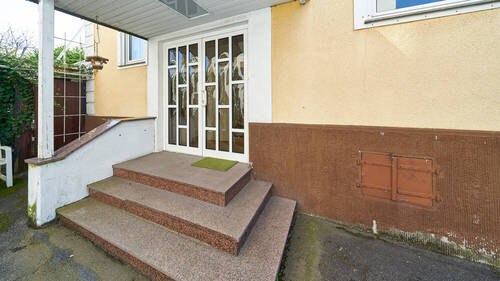 Hauseingang_01 - Einfamilienhaus mit Potenzial in Ludwigsburg-Oßweil