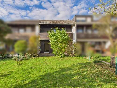 Außensicht von Süden - ANGEBOTSVERFAHREN - SCHÖNES REIHENMITTELHAUS IN ZENTRALER UND RUHIGER LAGE VON MOOSACH