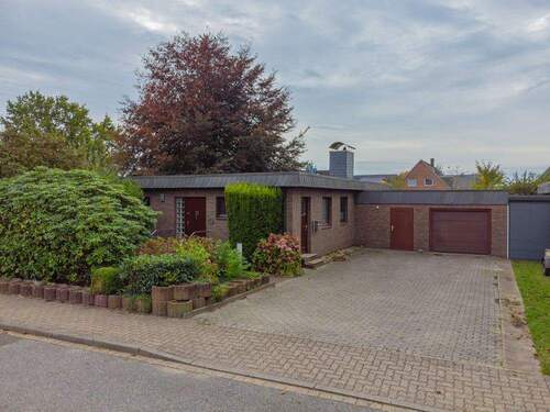 Titelbild - Gemütlicher Flachdachbungalow mit schön angelegtem Garten und praktischem Grundriss in ruhiger Lage in Nübbel